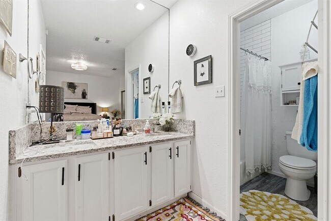 Building Photo - 10819 Crown Colony Dr