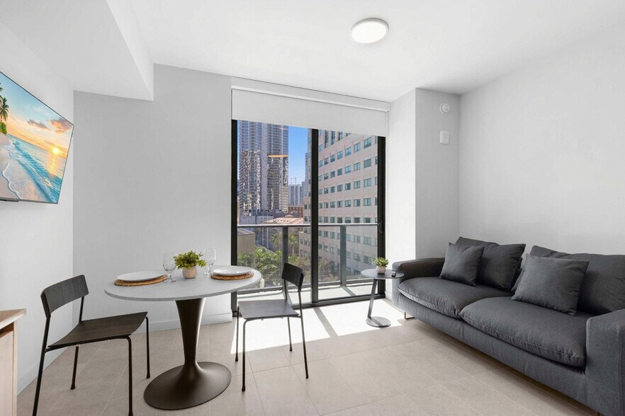 Building Photo - 501 NE 1st Ave