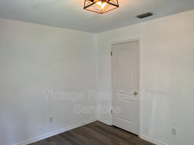 Building Photo - 9411 Willow Cove Ct