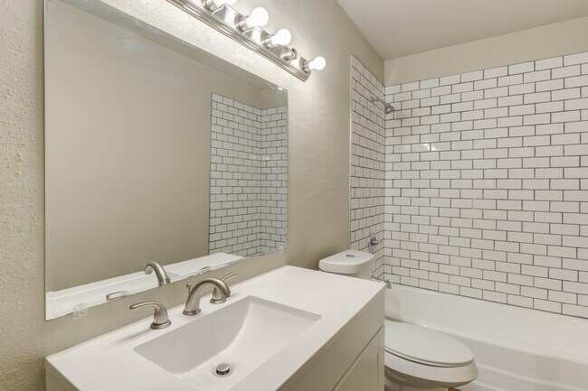 Building Photo - 1702 E 2nd St