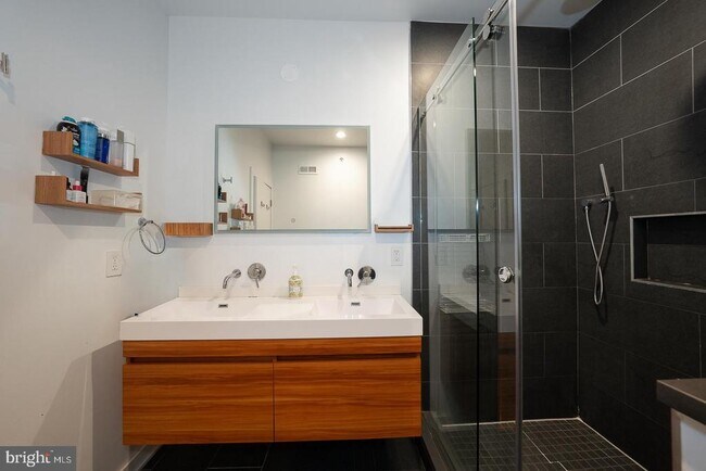 Building Photo - 1326 N Mascher St