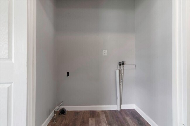 Building Photo - 504 Billington St