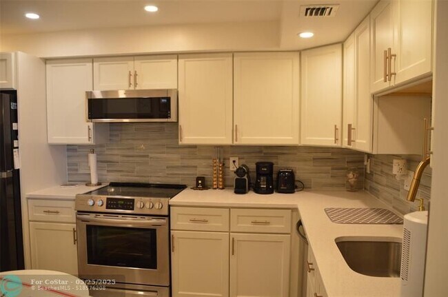 Building Photo - 3090 N Course Dr