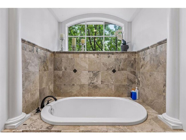 Building Photo - 15700 Portico Dr
