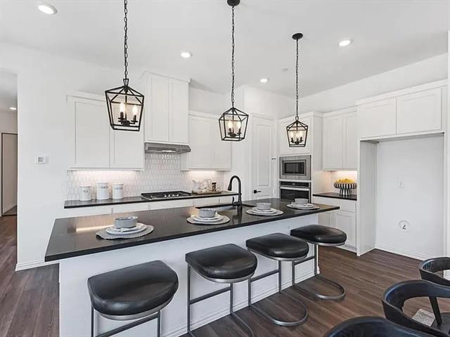 Building Photo - 6200 King's Path