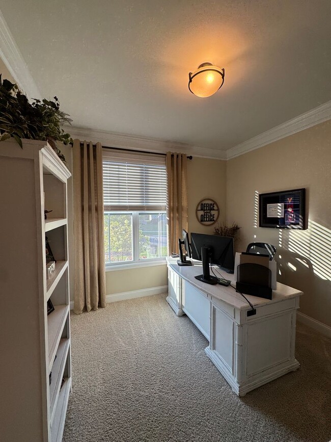 Building Photo - Beautiful 4 Bedroom Single Family Home