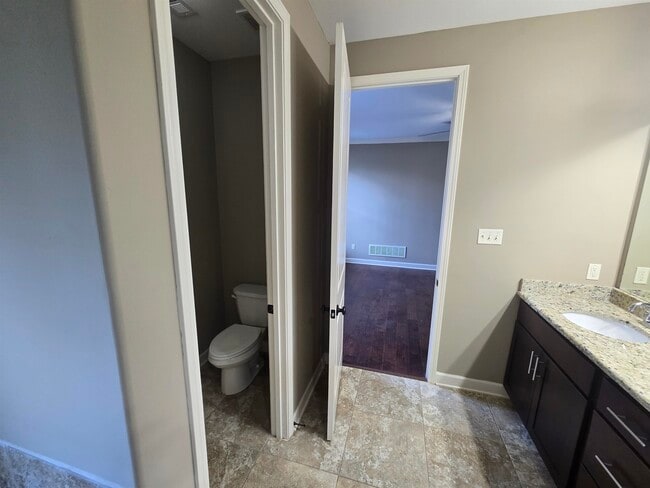 Building Photo - 8949 Poplar Pike