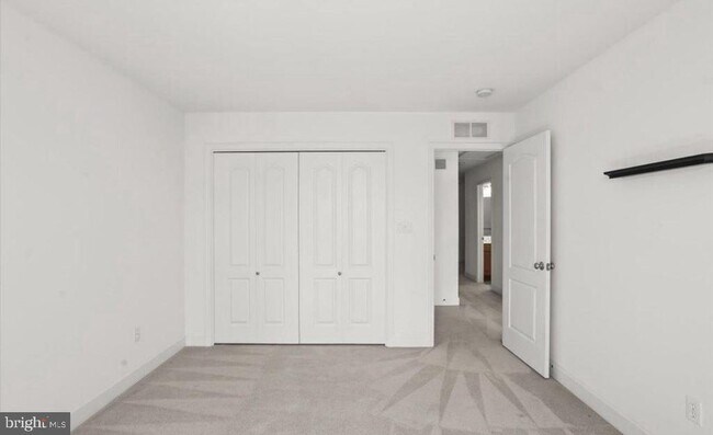 Building Photo - 10 Lenox Ct