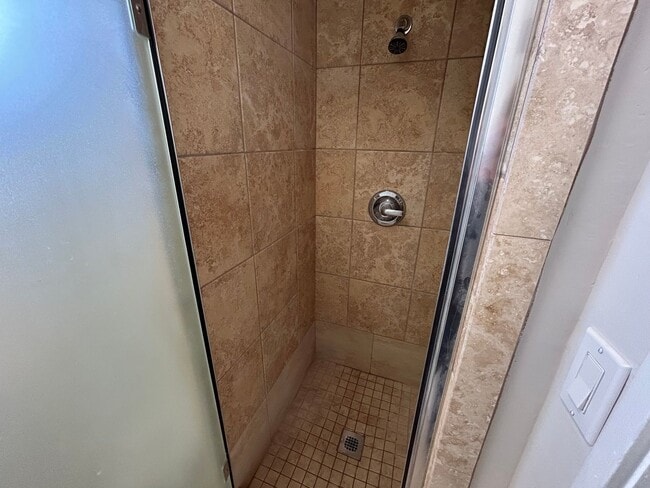 Building Photo - Crescent Park, 2 bedroom, 2 bathroom, with washer/dryer in apartment, Huge Diamond Head view from...