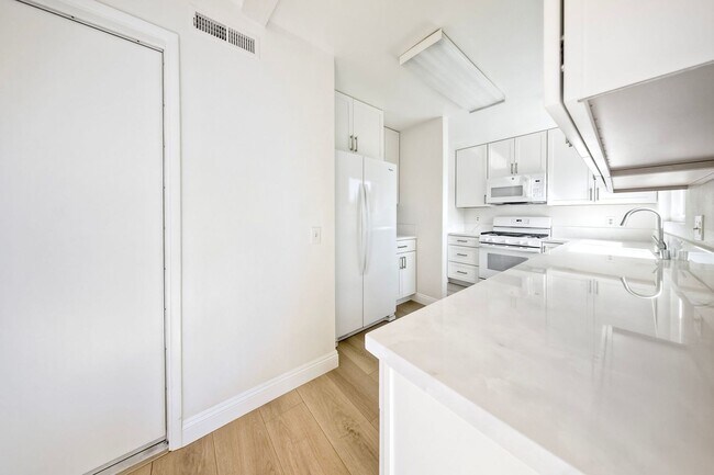 Building Photo - Charming 55+ Fully Remodeled 2 Br. 1 Ba. Duplex - Sunny Hills