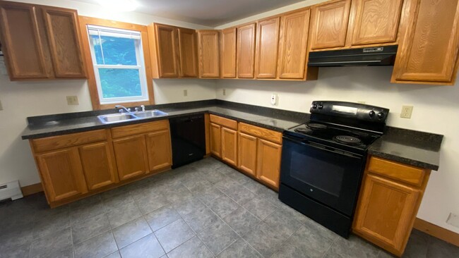 Building Photo - Very Large 4 Bedroom/1 Bath Apartment - He...