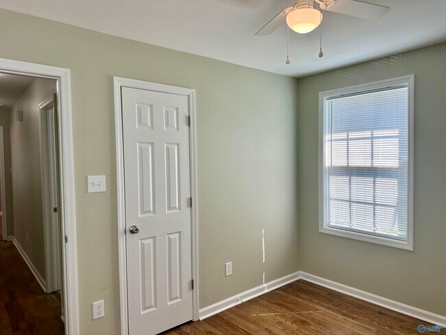 Building Photo - 3111 Hale Dr SW