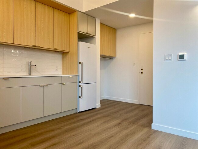 Building Photo - 154 Broadway