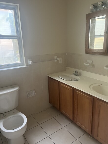 bathroom(master bedroom) - 303-305 W Runyon St