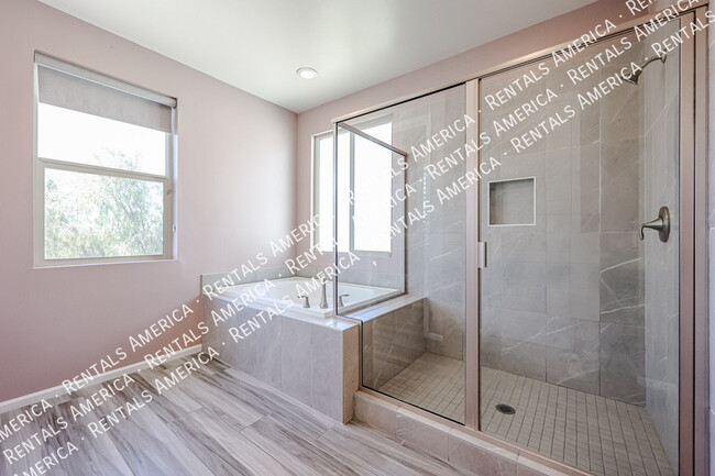 Building Photo - 3090 S Jasmine Dr