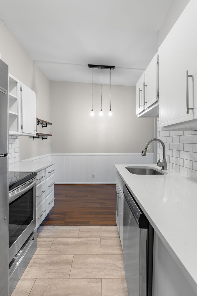 Building Photo - 4425 Westlawn Dr