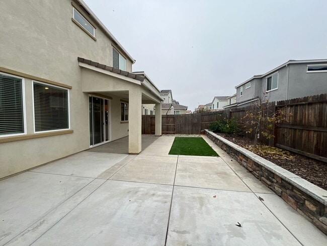 Building Photo - Lovely 3 Bedroom 2 Bathroom Home Close to Parks, Restaurants, Freeway Access, And More!