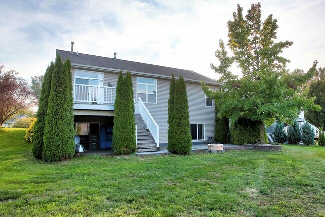 Building Photo - 3 BED 3 BATH HOME ON LAKE