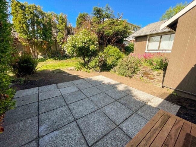 Building Photo - 3Bd/2Ba Shoreline House