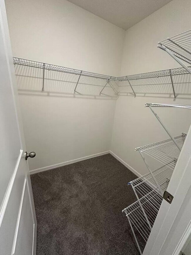 Building Photo - 3 Bedroom 2.5 Bath Townhouse