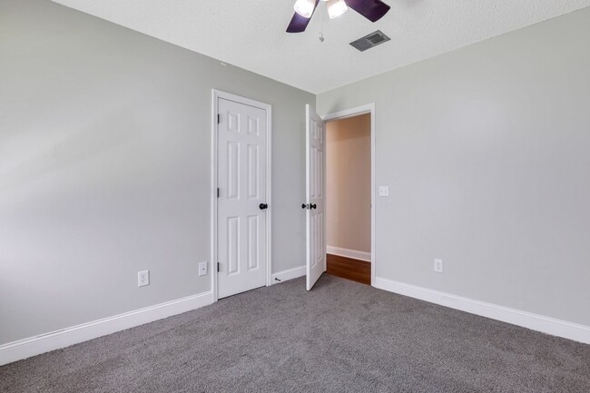 Building Photo - AVAILABLE EARLY OCTOBER [DOG FRIENDLY]