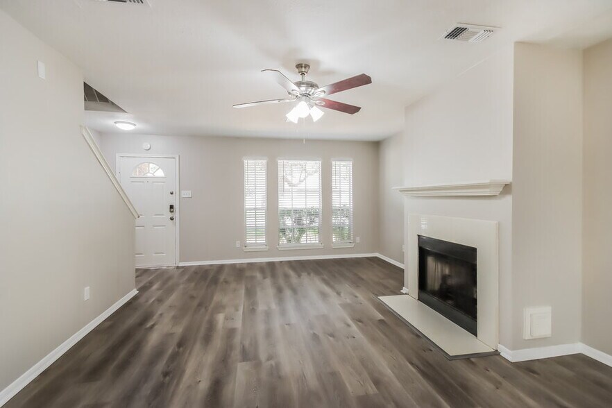 Building Photo - 18450 Hollow Oaks Cir