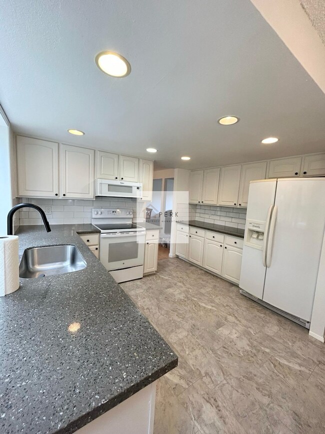 Building Photo - Beautiful 5 Bedroom / 3 Bath Home