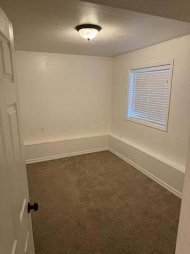 Building Photo - Calling all renters!! Make this your home ...