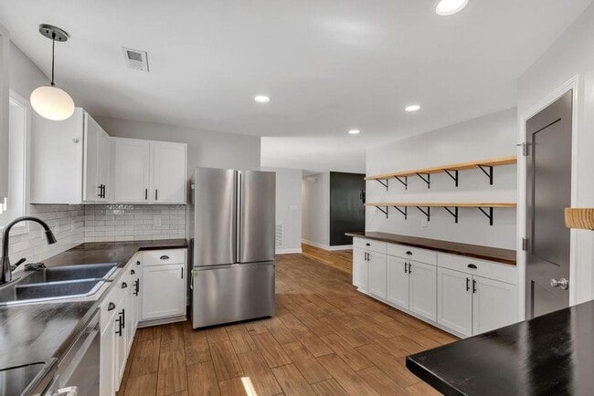 Building Photo - Large Ranch Home with 3BR/ 2 Bath with an Extra Bonus Room!