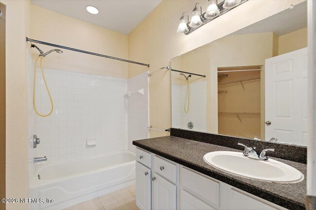 Building Photo - 13703 Richmond Park Dr N