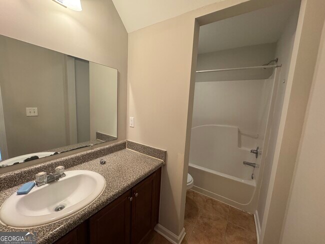 Building Photo - 272 Village Dr