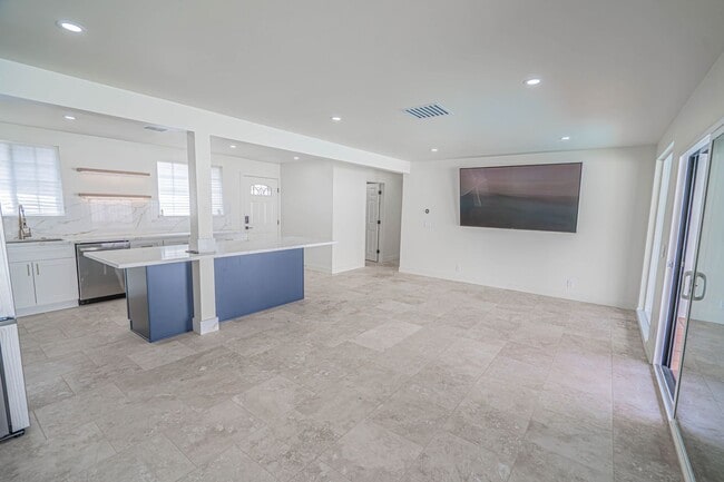 Building Photo - Single-Story 3-Bedroom Pool Home with RV P...