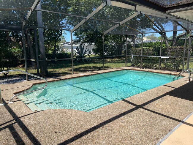 Building Photo - Adorable 2 bedroom 2 bath pool home in Seven Hills