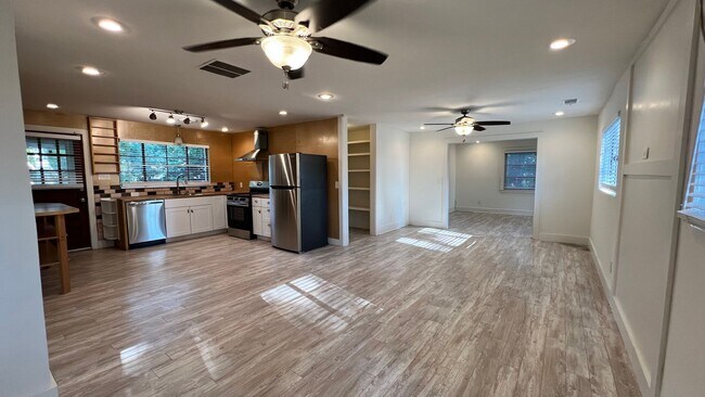 Building Photo - 3 Bed | 2 Bath Single Family Home