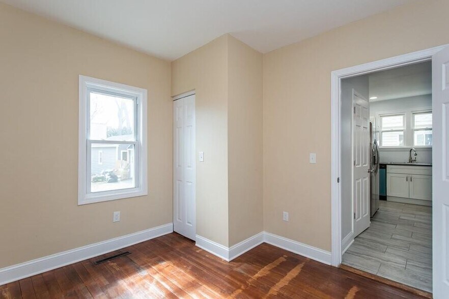 Building Photo - 131 N Elm St