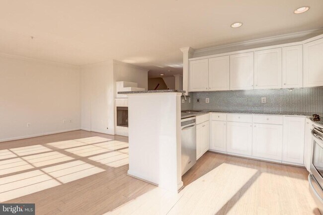 Building Photo - 1984 Crescent Park Dr