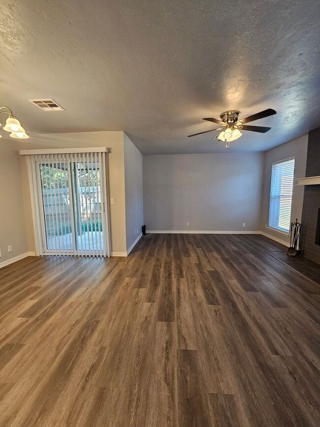 Building Photo - (3) Bed/(1.5) Bath in Noble Avail NOW!