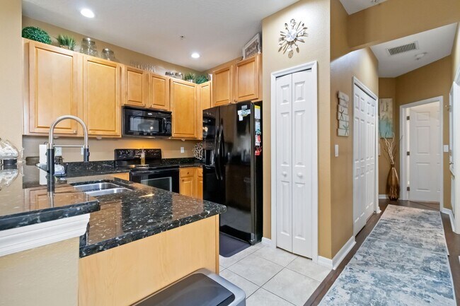 Building Photo - Exquisite & Breathtaking 2 Bedroom 2 Bath Condo Fully Furnished