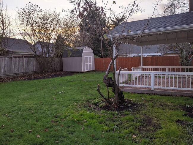 Building Photo - Updated 3bd/2bth Home with Solid Surface F...