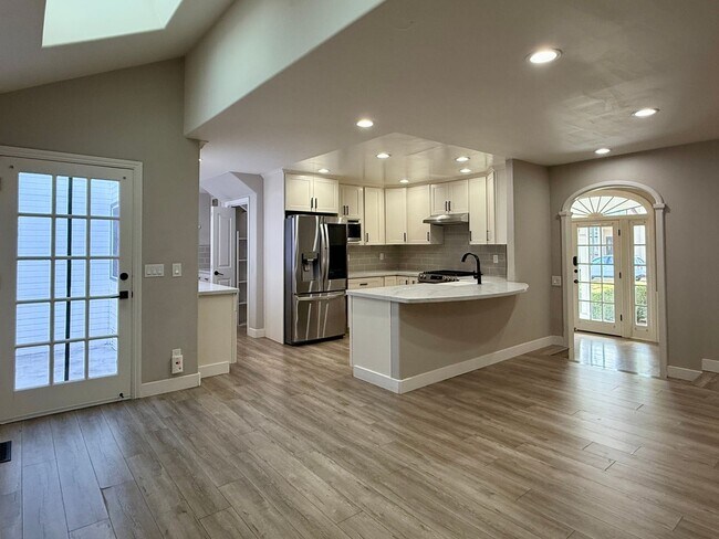 Building Photo - Stunning 4 Bedroom 3 Bath Home in Campbell