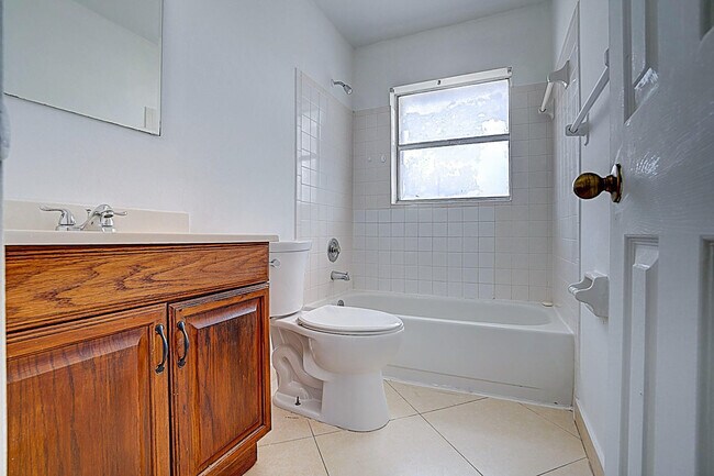 Building Photo - 3214 Coral Ridge Dr