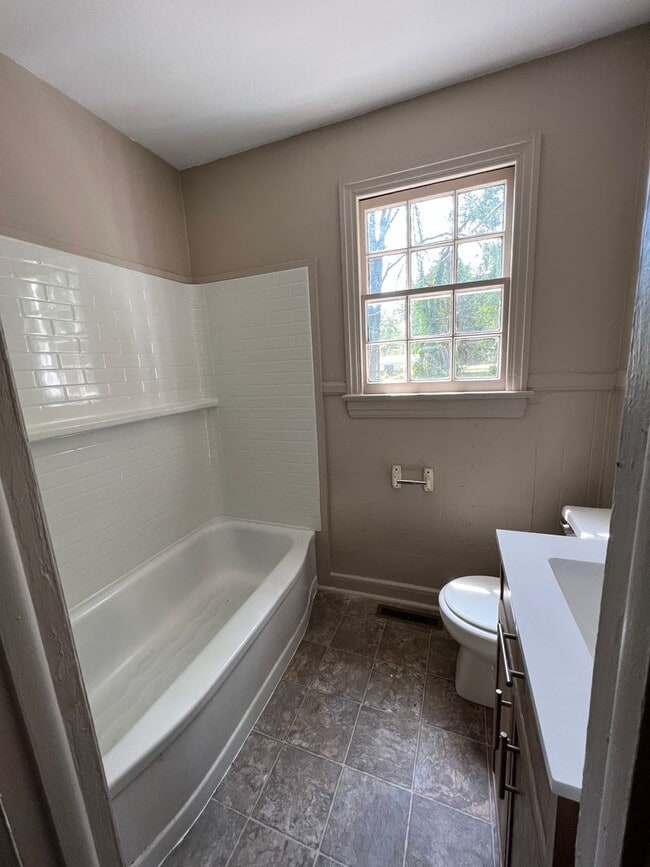 Building Photo - 517 Williams St