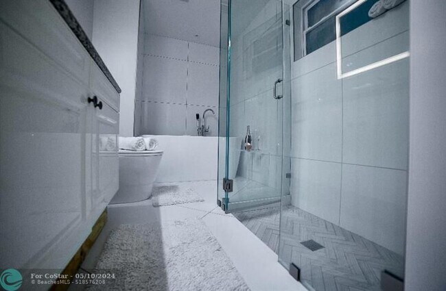 Building Photo - 327 Lancaster St