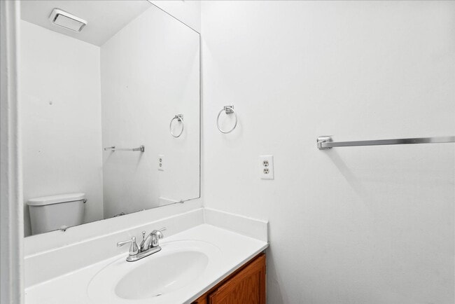 Building Photo - Charming 3-Level Townhome