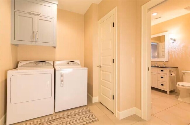 Building Photo - 212 SE A St