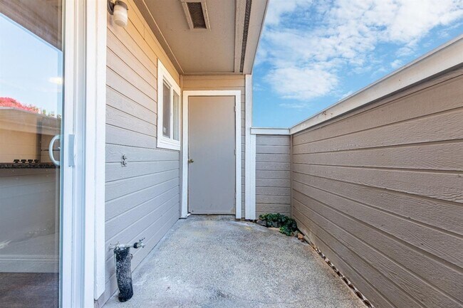 Building Photo - Move-In Ready 1-Bedroom Condo in Cobblestone Glen – $1,495 SEE VIDEO