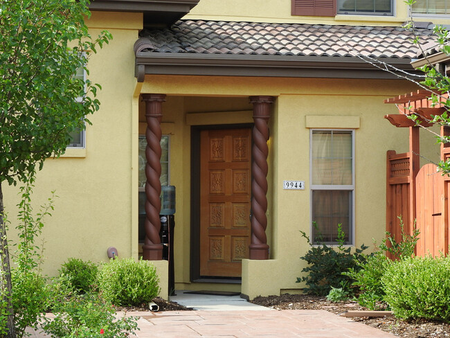 Building Photo - Private Side Patio