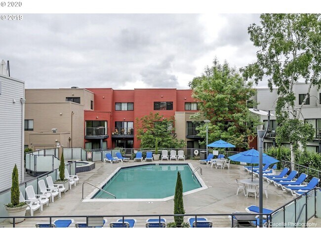 Building Photo - McCormick Pier - 1 bed/1 bath w/new paint/balcony/parking/pool/hot tub/bbq pit