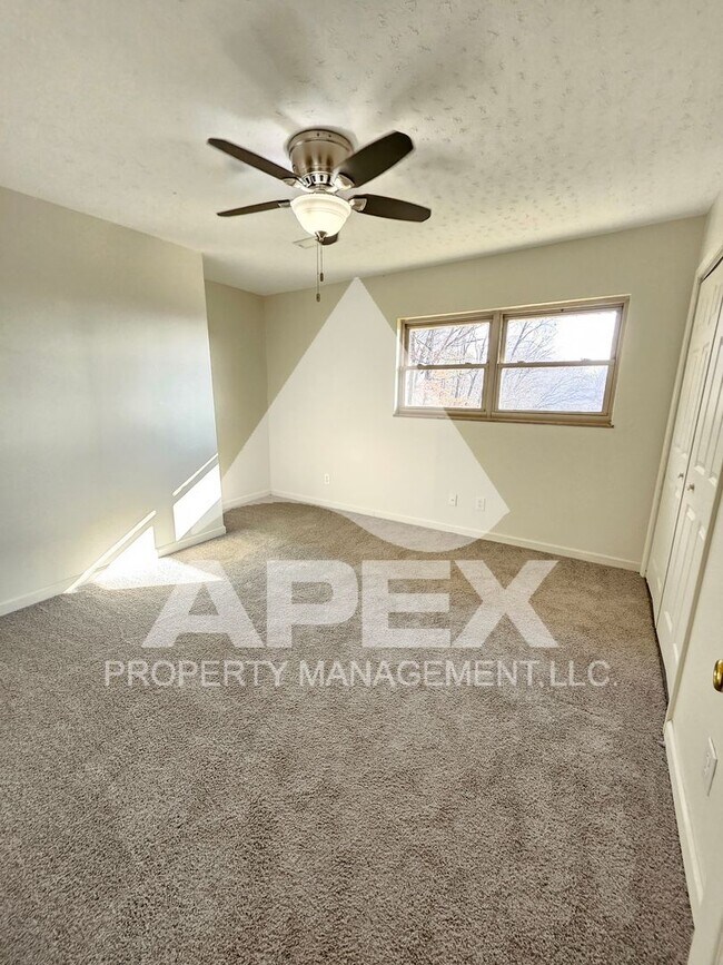 Building Photo - Spacious 4Bd – 2Ba Tri-Level Brick Home in North Knoxville!