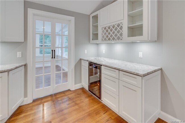 Building Photo - 8 Montfort Woods Rd